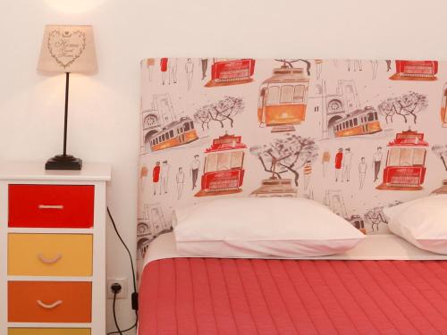 リスボンにあるCasa Encantada - Eliasのベッドルーム1室(ベッド1台付)、