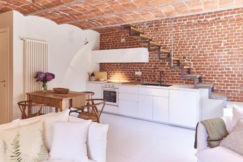 a kitchen and dining room with a brick wall at AQVAE Unconventional Country House 