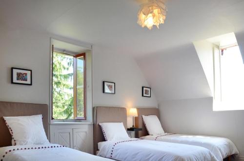 アルシザン・アヴァンにあるLe Chalet des Pyrénéesの2ベッド 2窓付きの部屋