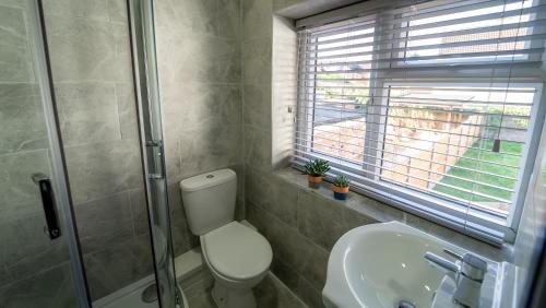 ein Bad mit einem WC, einem Waschbecken und einer Dusche in der Unterkunft Impeccable 1-Bed Studio in Birmingham in Birmingham