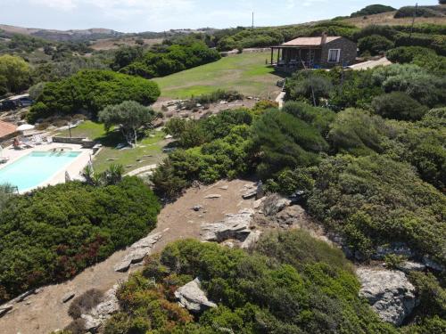 an aerial view of a house and a swimming pool at La Chintana in Palmadula