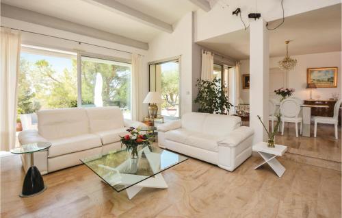 Et opholdsområde på Amazing Home In Nîmes