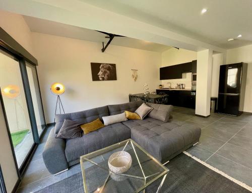 uma sala de estar com um sofá e uma mesa em Residence Belfort em Le Mans