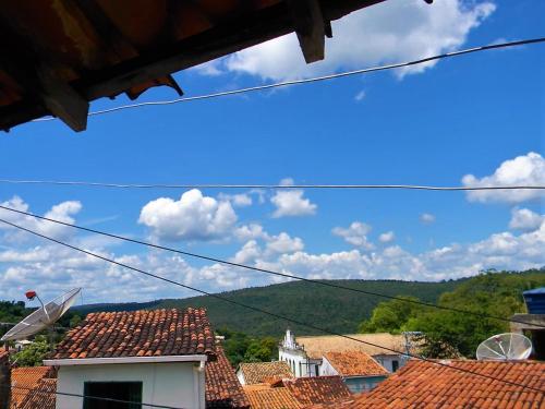 a view of the roofs of houses and mountains at Jahostel in Lençóis