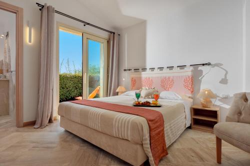 Villetta d'Arancia - SHERDENIA Luxury Apartments في مارينيلاّ: غرفة نوم بسرير كبير ونافذة