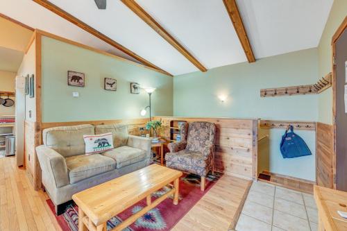 ein Wohnzimmer mit einem Sofa und einem Tisch in der Unterkunft Tahoe Treetop Escape in Stateline