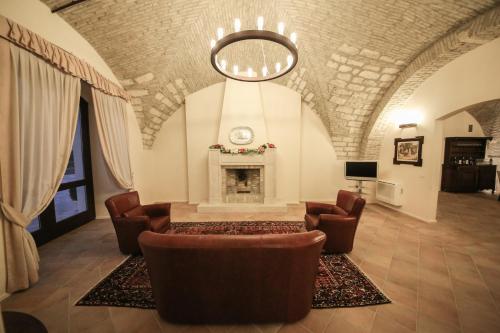 sala de estar con sofá y chimenea en Masseria Pietrafitta, en Foggia
