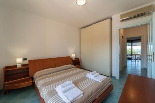 sypialnia z łóżkiem z dwoma ręcznikami w obiekcie Pepigall vista mare w mieście Alghero