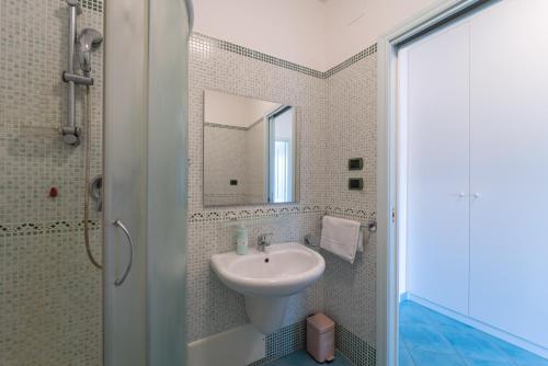 W łazience znajduje się umywalka i lustro. w obiekcie Pepigall vista mare w mieście Alghero