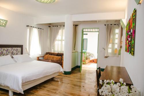 1 dormitorio con 1 cama y 1 mesa en El Despertar Hotel, en Jericó