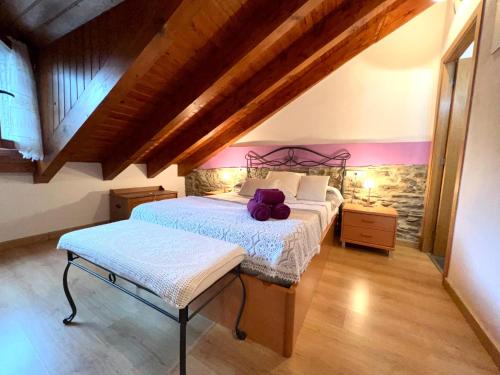 sypialnia z łóżkiem z fioletowym misiem w obiekcie Apartamento ARS Rialp w mieście Rialp