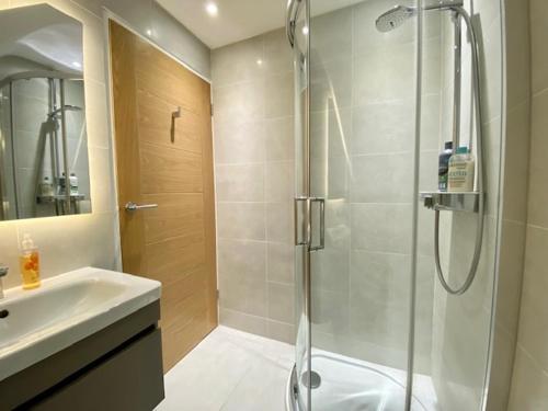 uma casa de banho com um chuveiro e um lavatório. em 72 Ashley Road em Newmarket