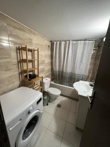 a bathroom with a washing machine and a sink at Διαμερίσματα 80 τμήμα με 2 κρεβατοκάμαρες πλήρως ανακαινισμένο σε υπέροχη τοποθεσία. Πολυ κοντά σε παραλιες , μέσα μαζικής μεταφοράς, μπαρ και εστιατόρια in Athens