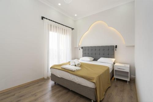 ein Schlafzimmer mit einem großen Bett und einem großen Fenster in der Unterkunft Villa w Jacuzzi, Private Pool, Garden in Antalya in Belek