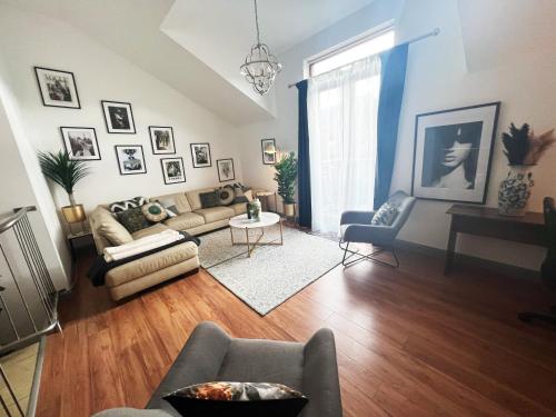 a living room with a couch and a table at Luxury Belfast Stay in Belfast