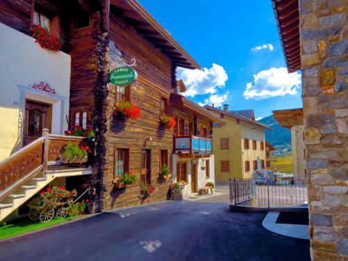 una strada in un villaggio con un edificio di Garni Francescato a Livigno