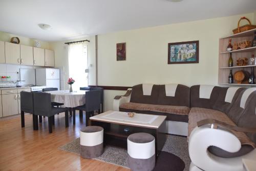 uma sala de estar com um sofá e uma mesa em Vila ZLATNI BOR em Zlatibor