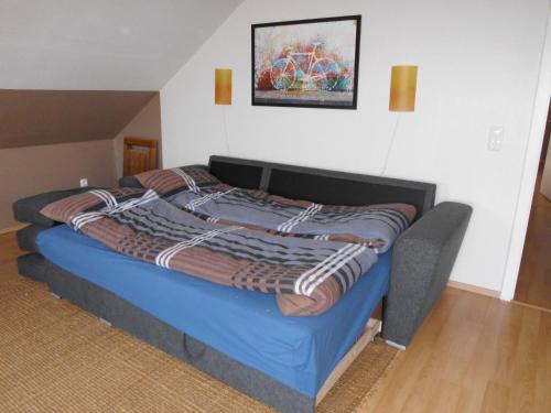 Un dormitorio con una cama con una manta. en Radlerquartier Edendorf, en Itzehoe