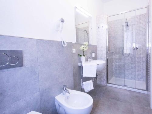 uma casa de banho com um WC, um lavatório e um chuveiro em La Casa di Zuecca em Monterosso al Mare