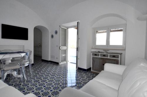 Una televisión o centro de entretenimiento en Il Monaco Amalfi Dreams