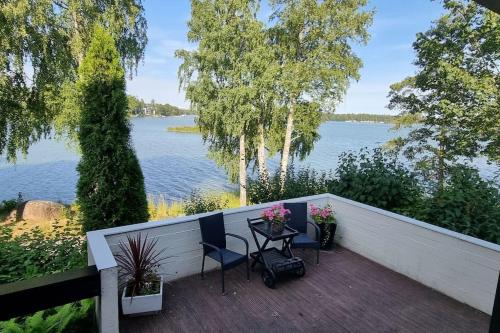 d'un balcon avec une table et des chaises et une vue sur le lac. dans l'établissement Gorgeous apartment by the sea, à Helsinki