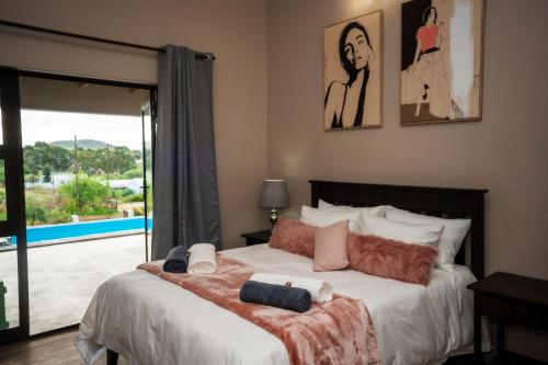 En eller flere senge i et værelse på La Belle Vie at Village-Living