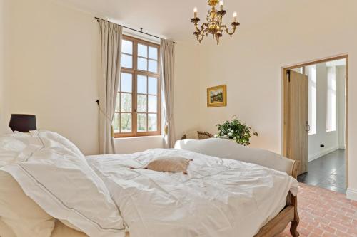 Postel nebo postele na pokoji v ubytování Huis Potaerde, luxe villa, vakantiewoning - landhuis nabij Brussel