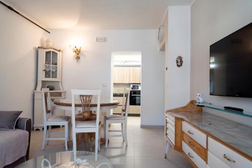 un soggiorno con tavolo da pranzo e televisione di Mírame Casa Vacanza a Ovindoli