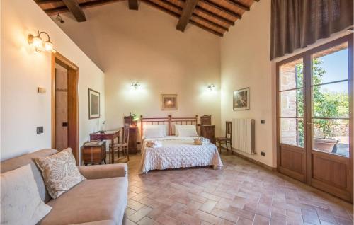 een slaapkamer met een bed en een bank in een kamer bij Nice Home In Siena With Kitchen in Siena