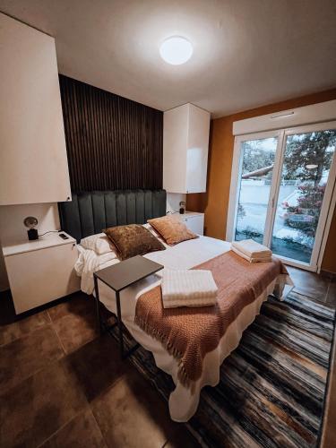 une chambre avec un grand lit et une fenêtre dans l'établissement CASA GIABICONI - Villa 6pers. piscine & spa, à Occhiatana