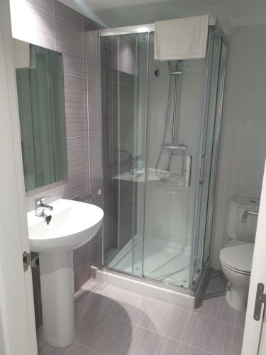 y baño con ducha, lavabo y aseo. en Apartament Cèntric a Ribes de Freser Vall de Núria, en Ribes de Freser