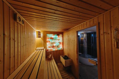 Camera in legno con sauna e finestra di Pensiunea Saranis a Beliş