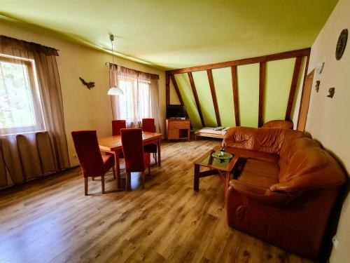 - un salon avec un canapé et une table dans l'établissement Apartament Anielski E.D. Angelo, à Duszniki-Zdrój