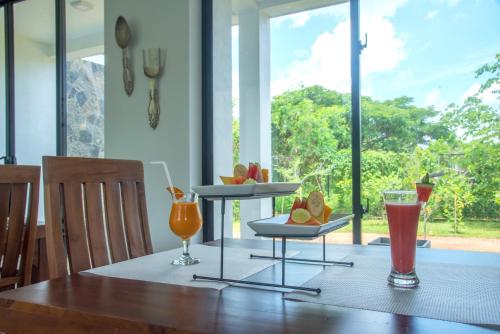 una mesa con dos bandejas de frutas. en Black Mustang Hotel, en Dambulla