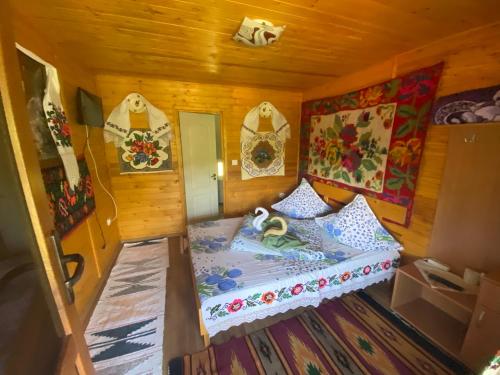 małą sypialnię z łóżkiem w pokoju w obiekcie Floare de Maramures 2 w mieście Syhot Marmaroski