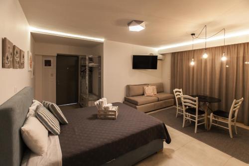 - une chambre avec un lit, un canapé et une table dans l'établissement Nafplio Small Apartment - II, à Nauplie