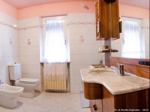 y baño con aseo, lavamanos y aseo. en Casa Vacanze Nonna Nella, en Villafranca in Lunigiana