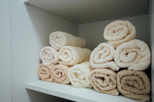 a pile of towels sitting on a shelf at Apartman Vas dom in Kraljevo