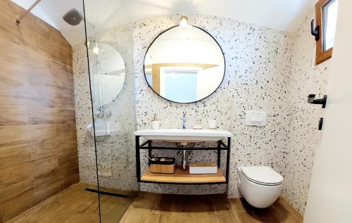 La salle de bains est pourvue d'un lavabo et d'un miroir. dans l'établissement Hacienda Murter, à Murter