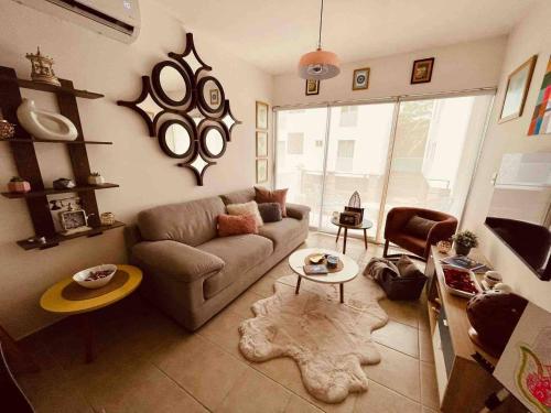 uma sala de estar com um sofá e uma mesa em Departamento Retro pv em Puerto Vallarta