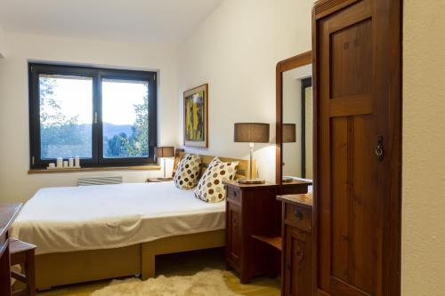 ein Schlafzimmer mit einem großen Bett und einem Fenster in der Unterkunft Lipno 35 - Lipno In in Lipno nad Vltavou