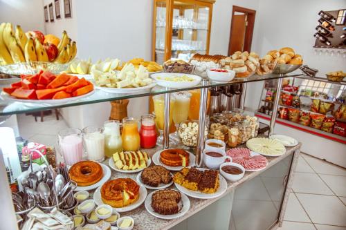 a buffet filled with lots of different types of food at Pousada Souza Reis in São Thomé das Letras