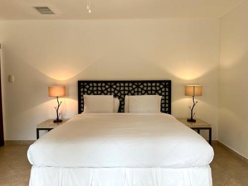 Ένα ή περισσότερα κρεβάτια σε δωμάτιο στο The Hotel Porto Cupecoy