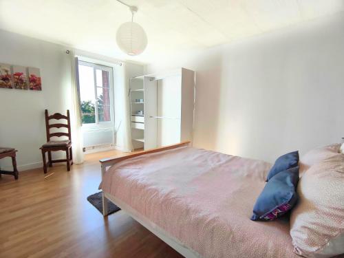 um quarto com uma cama, uma cadeira e uma janela em Number 22 - Le Dorat - Apartment 4 em Le Dorat
