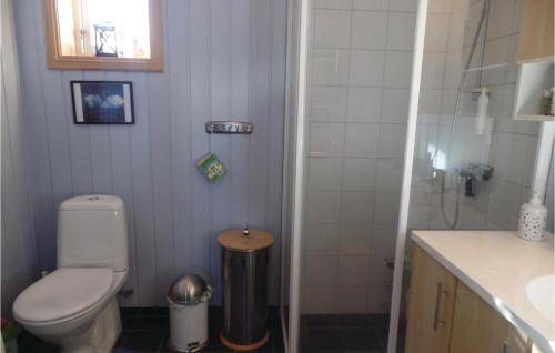 a small bathroom with a toilet and a shower at Amazing Home In Kvam With Kitchen in Mysusæter