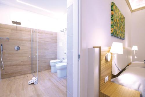 uma casa de banho com um chuveiro e um WC. em I MORI HOTEL em San Vito lo Capo