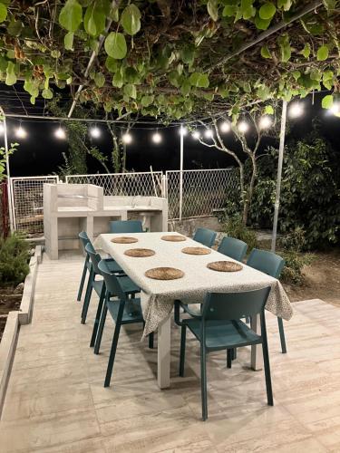 una mesa y sillas en un patio con luces en Mia Casa, en Tivat