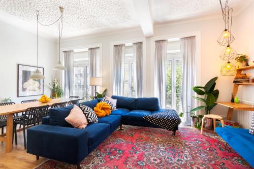 Χώρος καθιστικού στο Bright City Center, 10m from subway, 6 rooms, up to 20 PPL