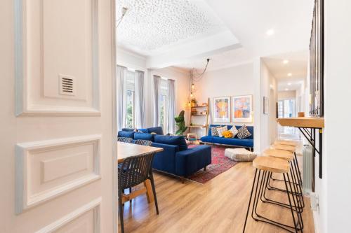 Χώρος καθιστικού στο Bright City Center, 10m from subway, 6 rooms, up to 20 PPL
