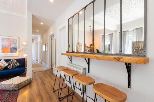 Χώρος καθιστικού στο Bright City Center, 10m from subway, 6 rooms, up to 20 PPL